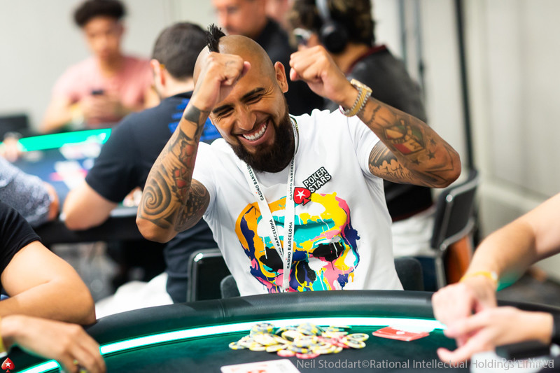 Артуро Видаль играет в покер
